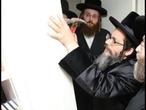 כ"ק אדמו"ר מסקולען לייקווד שליט"א בקביעת מזוזה בבית הוראה ב'טאמ'ס ריווער