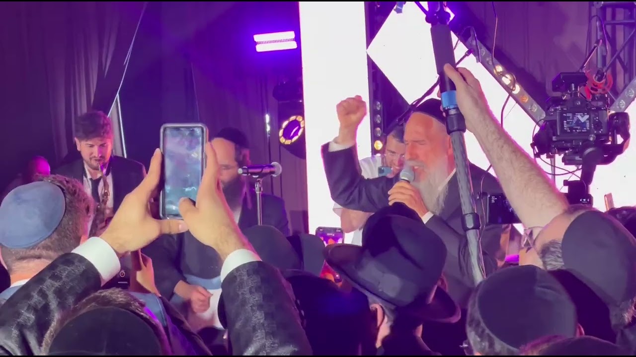 Mordechei Ben David singing at Meilach Kohn wedding