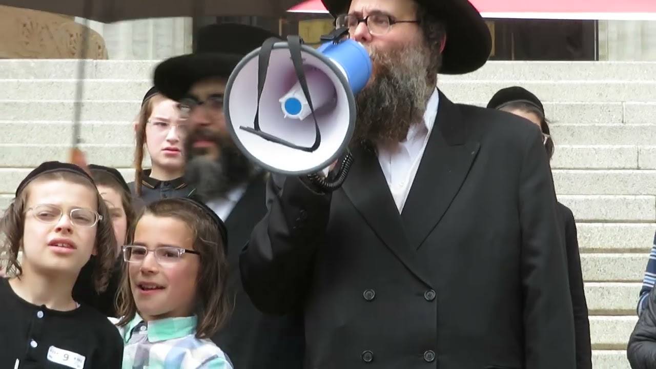 מאסן ראלי ביים עדיוקעישאן דעפארטמענט אין אלבאני ניו יארק איבער די גזירת החינוך