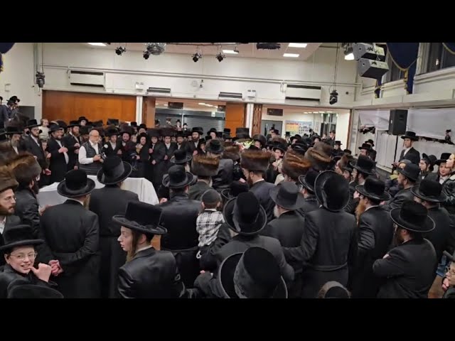 הכנסת ספר תורה צו ביהמ"ד סקווירא אין די טאטענהיים געגענט אין לאנדאן