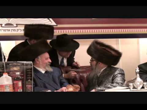Joe Lazar receives bslassing from Satmar Rebbe
