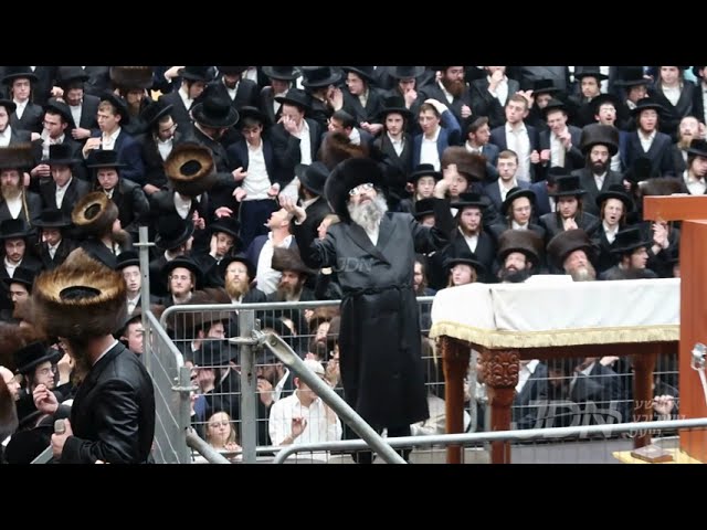 הגה"צ רבי צבי מאיר זילבערבערג ביי הקפות שניות