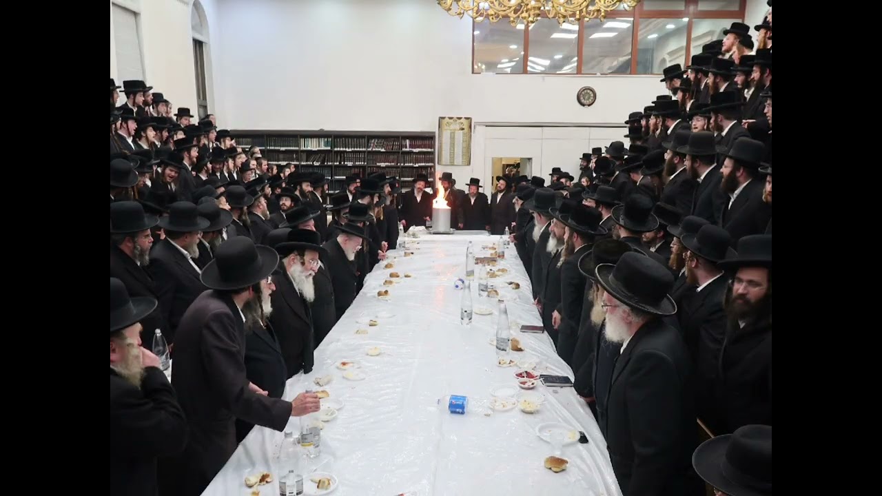 מעמד שריפת הפתילות והשמנים בחצר הקודש זוועהיל, זאת חנוכה תשפ''ג