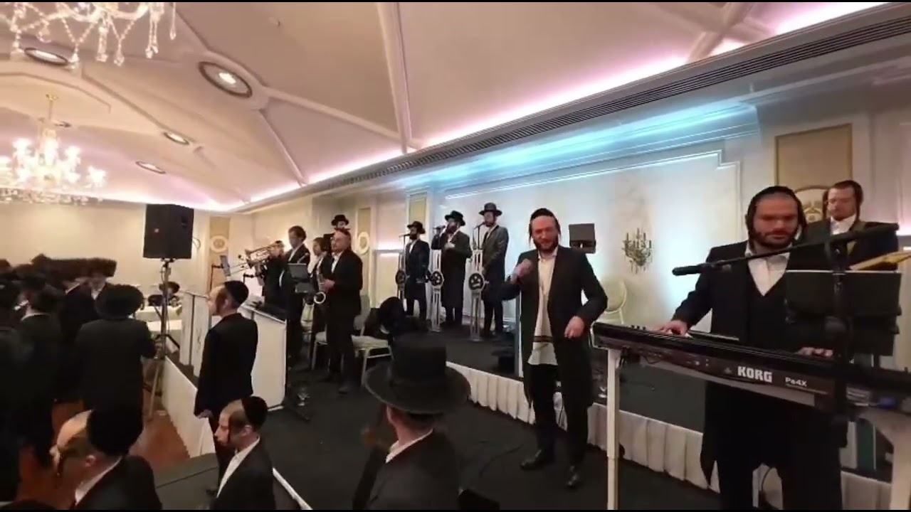 Yoely Fischer 🎹 Menachem Moskowitz 🎤 Shira Choir