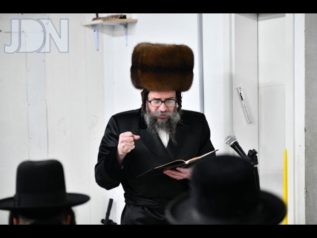 כ"ק אדמו"ר מסקולען ירושלים שליט"א בהדלקת נר חנוכה ~ זאת חנוכה שנת תשפ"ב לפ"ק