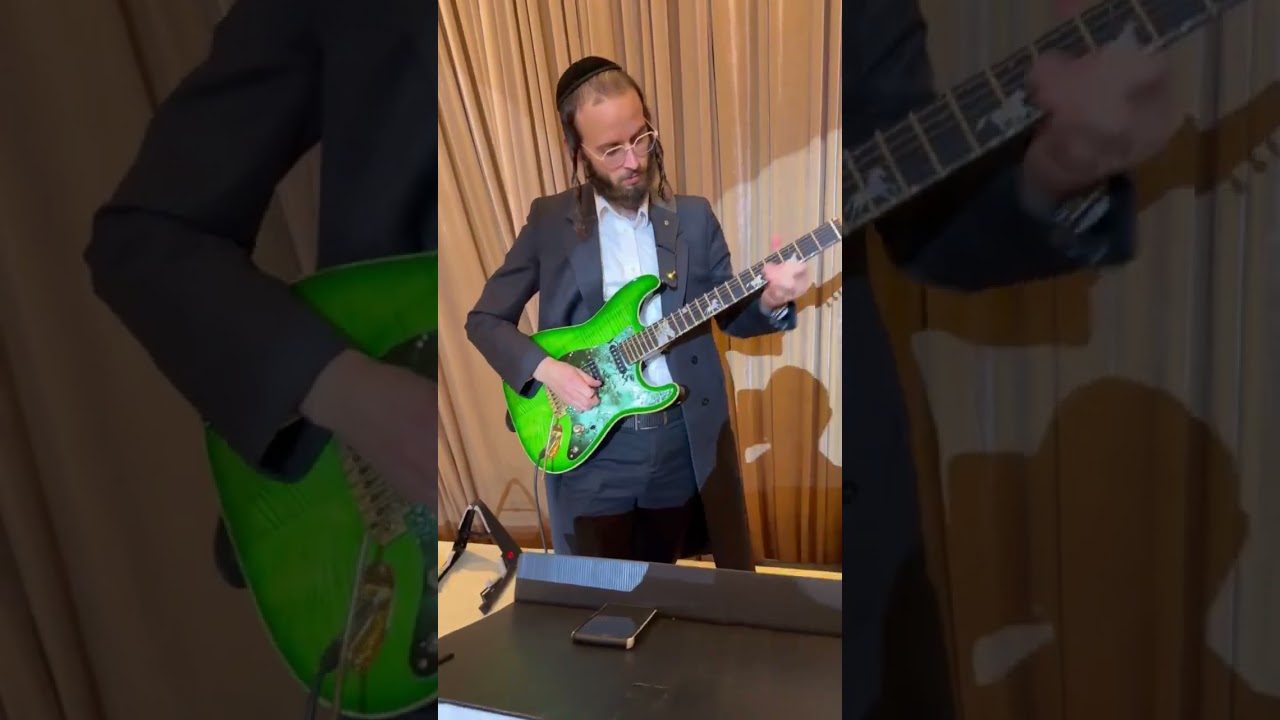 הגיטריסט יוסי ויינר בסולו גיטרה מקפיץ בחתונה