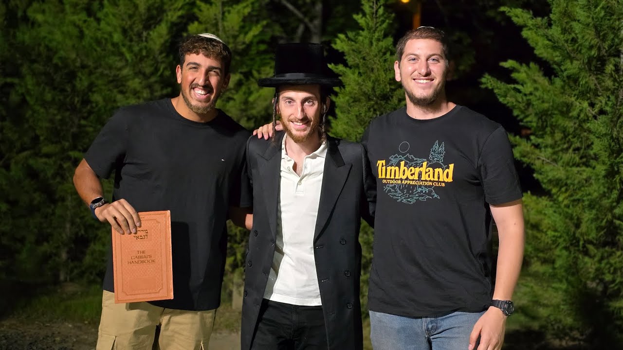 Shulem Lemmer hosting two IDF soldiers for Shabbat, showing them support and love. 🇮🇱❤️ .עם ישראל חי