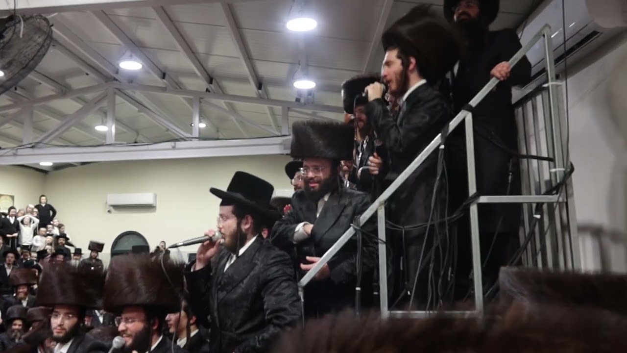 הקהל בריקוד סוער במהלך שמחת השבע ברכות המרכזי לבן כ"ק מרן האדמו"ר שליט"א