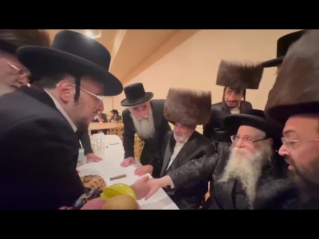 Lipa Schmeltzer Receives a Bracha From Sanz Klausenburg Rebbe