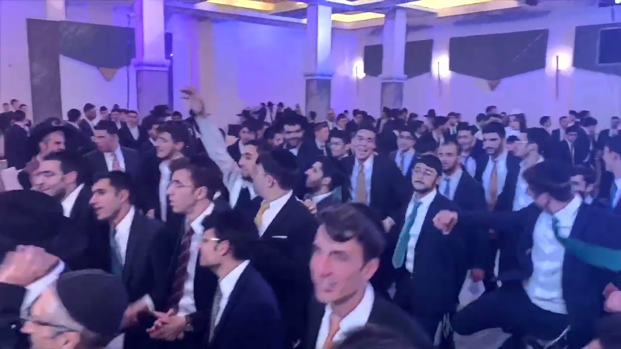 עמירן דביר והלהקה בהרקדה חסידית