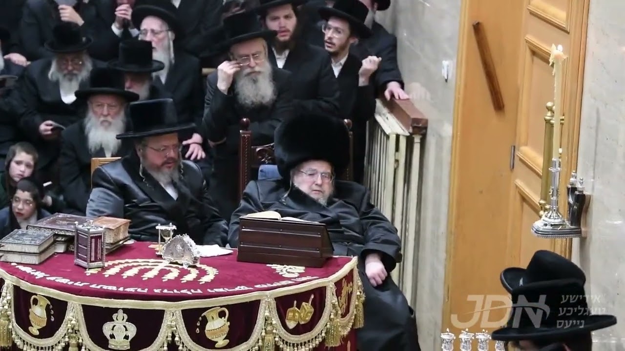 האדמו"ר מבעלזא ביי הדלקת נרות חנוכה - זאת חנוכה