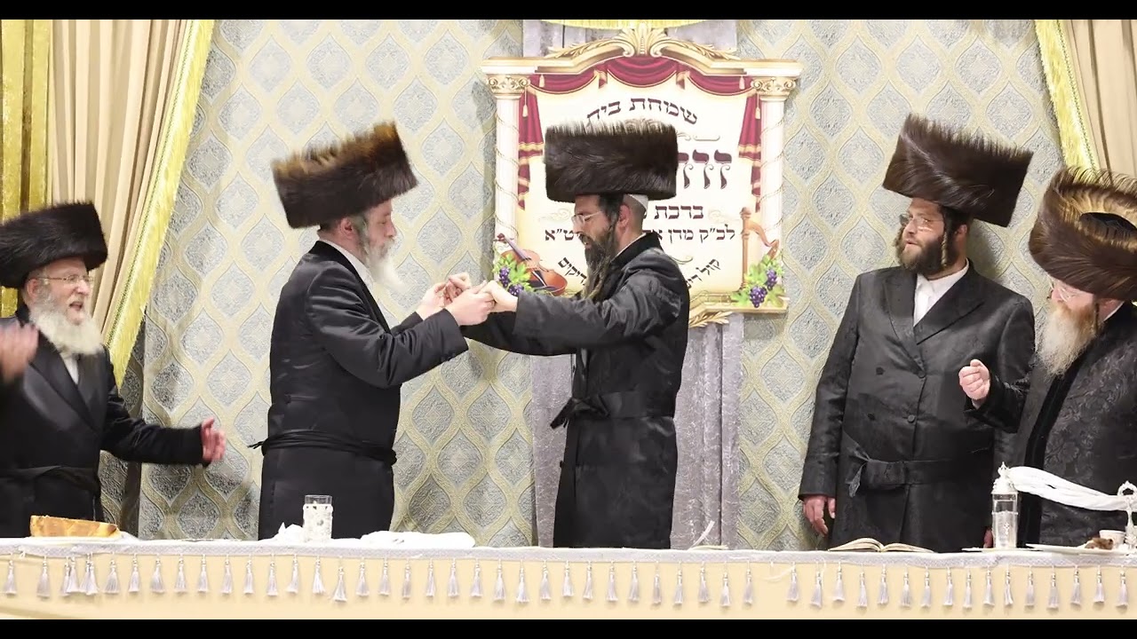 כ''ק מרן האדמו''ר שליט''א בריקוד עם גיסו האדמו''ר מראחמסטריווקא ספרינג וואלי שליט''א