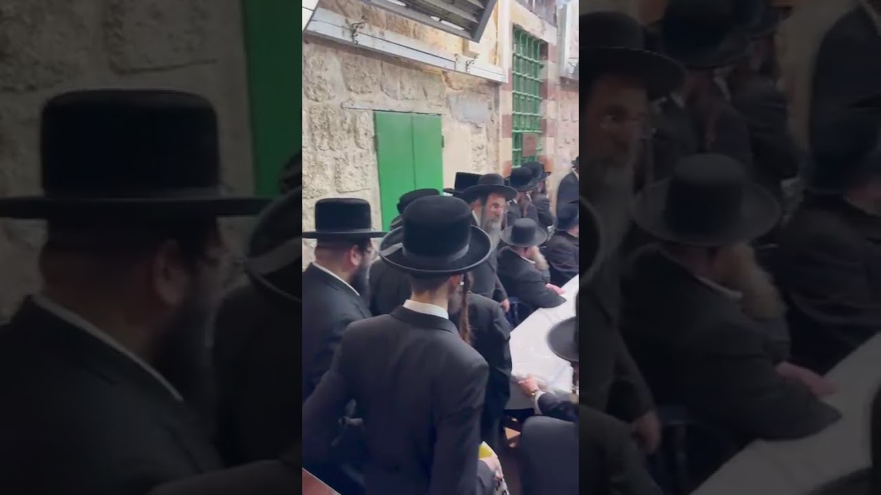 כ"ק מרן האדמו"ר מזוועהיל שליט"א בלחיים טיש לרגל ראש חודש במערת המכפלה בחברון