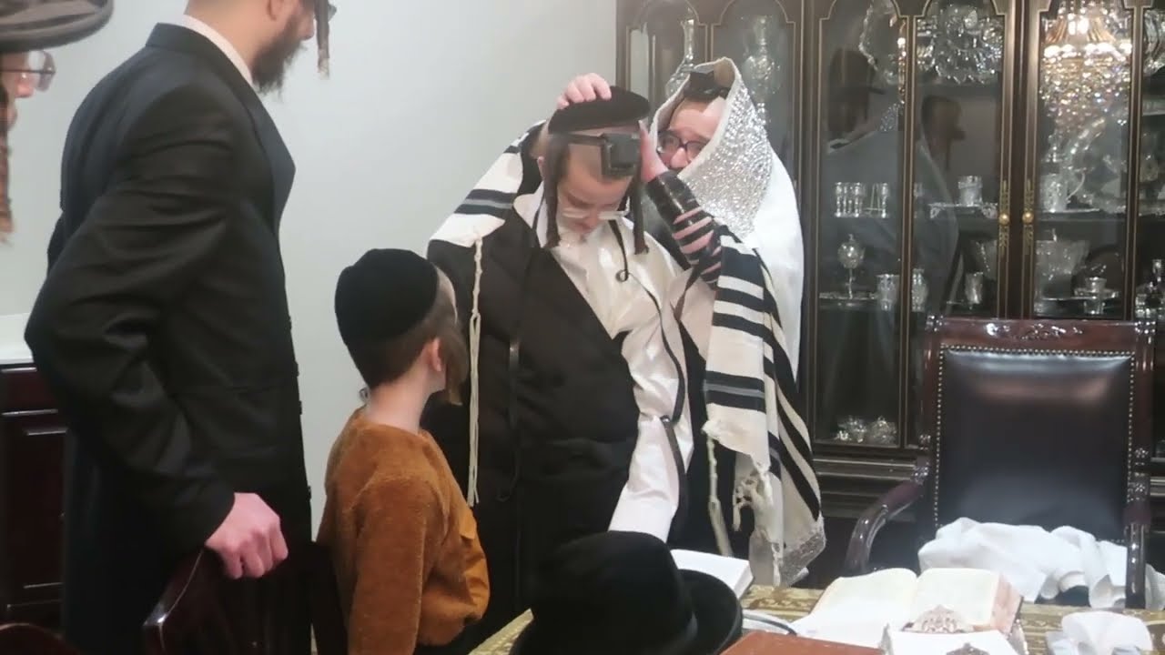 כ"ק אדמו"ר מסקולען מאנסי שליט"א בהנחת תפילין לבן ה' משה רובין שליט"א ראש הקהל סקולען מאנסי חלק ד
