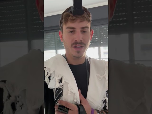 Soldier starts wrapping tefillin after commander is killed.