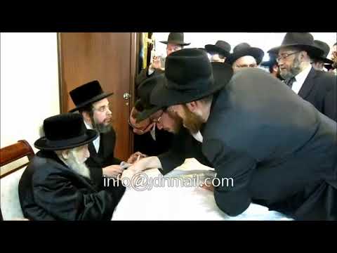 כ"ק אדמו"ר מסקולען זצ"ל במסיבה לטובת מוסדות חסד לאברהם סקולען בקווינס חודש ניסן תשע"ד לפ"ק