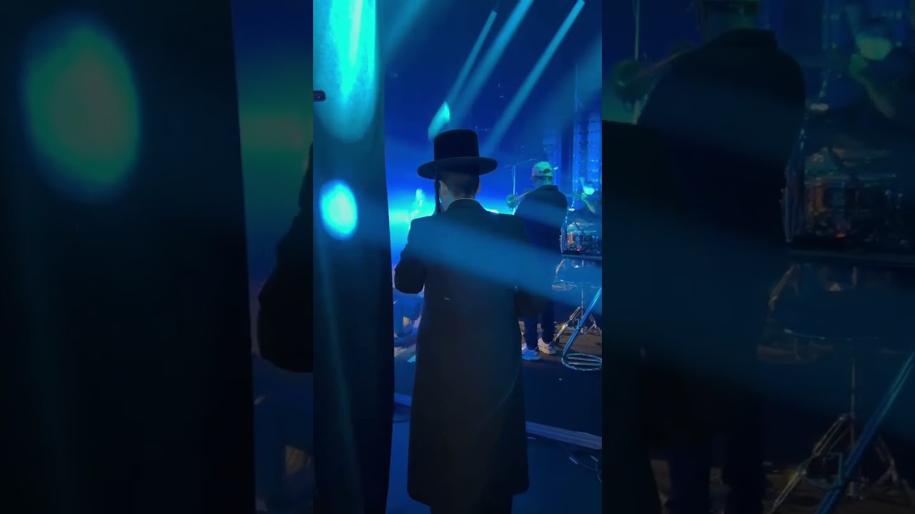 כניסה מפתיעה בפריז A surprising entrance  casino de Paris