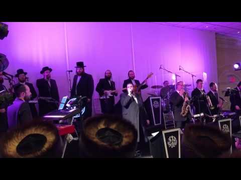 Shmueli Ungar and Shira choir and freilech band singing עם ישראל חי from avrum fried