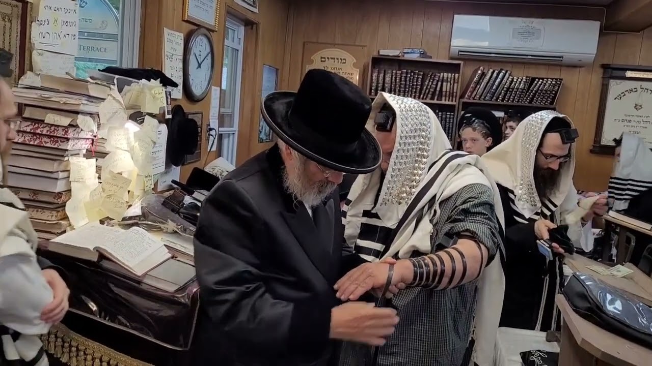 Nickelsberger Rebbe - Woodbourne Shul put his own Tallis & Teffilin on a yid, sings an original song