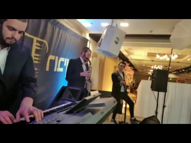 צביקי רובין בקטע אינסטרומנטלי על השיר ״יש אמונה״