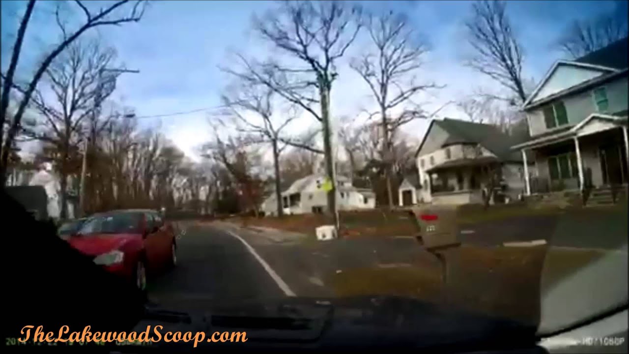 Near head on collision on Miller Rd Lakewood Dashcam