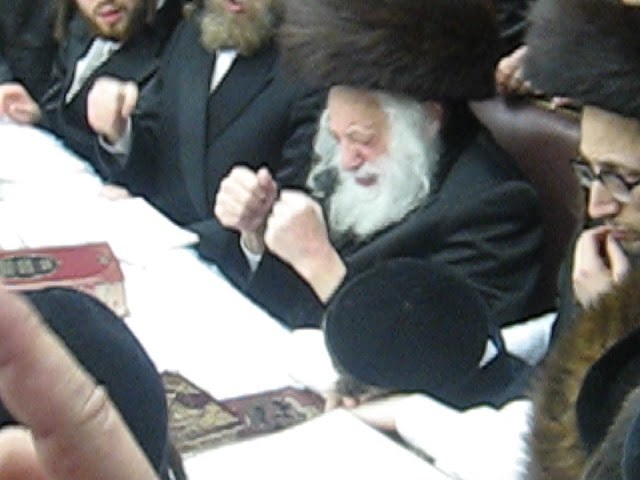 כ"ק מרן אדמו"ר מסקולען זצ"ל מזמר למקדשך תוב ולקודש קודשין בדביקות עצומה