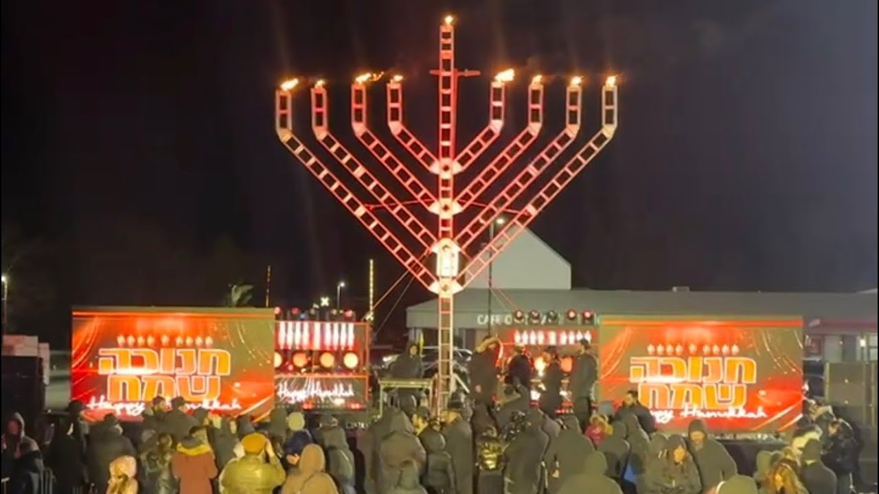 ליפא שמעלצער מדליק חנוכייה ענקית במונסי באירוע מיוחד לכבוד זאת חנוכה