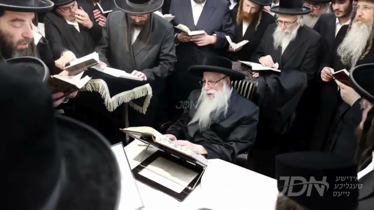 האדמו"ר מצאנז איז מתפלל ביים ציון הרשב"י אין אתרא קדישא מירון