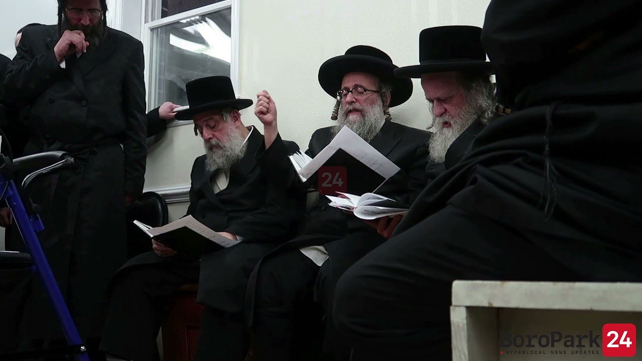 Hundreds attend a rare chalitzah ceremony at the Karlsbuger Beis Din.