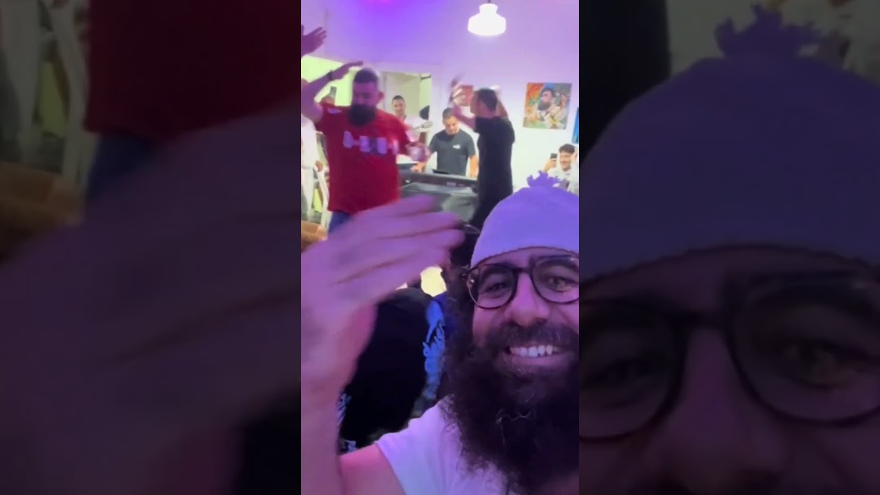 דניאל סעדון  שר את הלהיט שלו  "כובשים את עזה" עם החבר שלום ושאר חברים יקרים