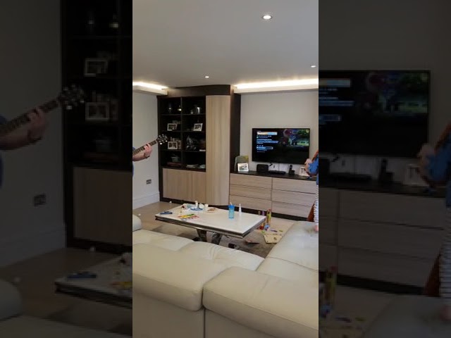 Yirmi G - Playing music (version of "Shabbos is Coming") for a 5 year old in London- Good vibes!