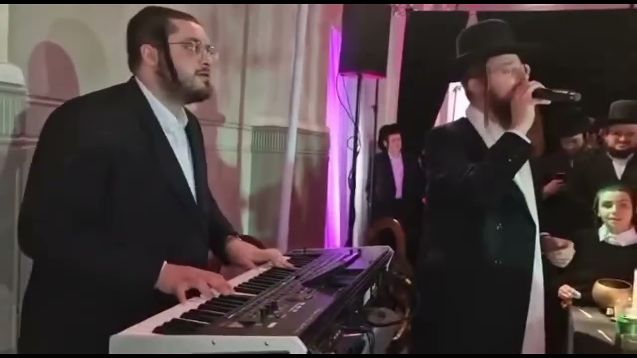 אברהם מרדכי שווארץ עם הקלידן חזקי האניג