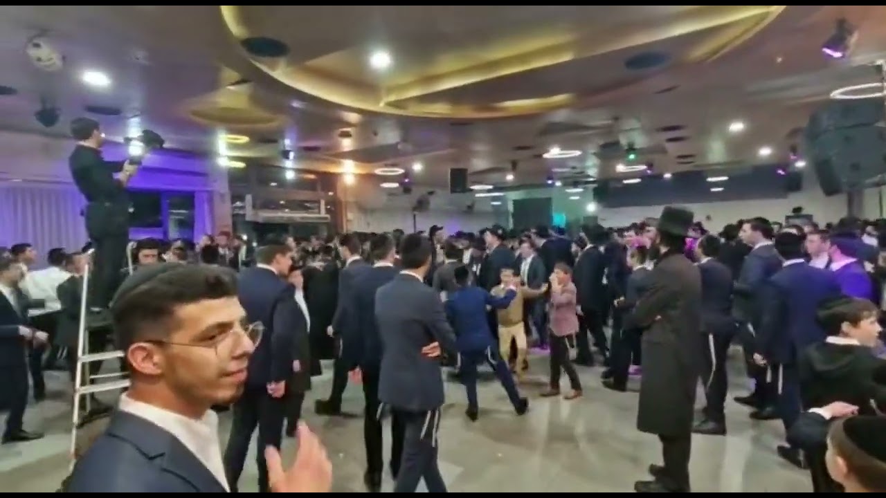 הזמר מושי וולס עם התזמורת של בני לאופר
