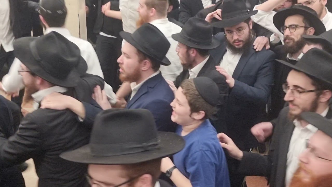 Yud Daled Kislev 5782 - Dancing in 770