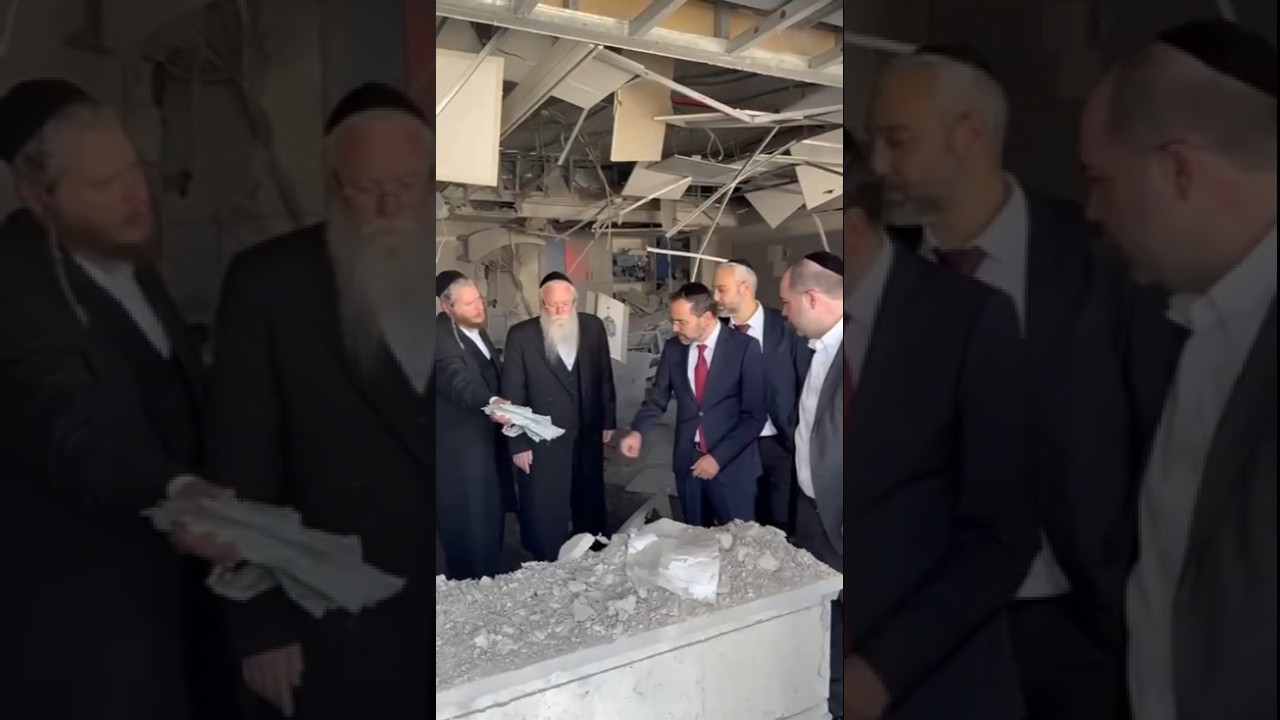 שר הבריאות אוריאל בוסו נמצא בבית הספר שנפגע מטיל בבני ברק (צילום : דודי קפלר)