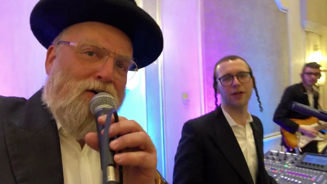michoel schnitzler rocking at a wedding with yossi shtendig productions!