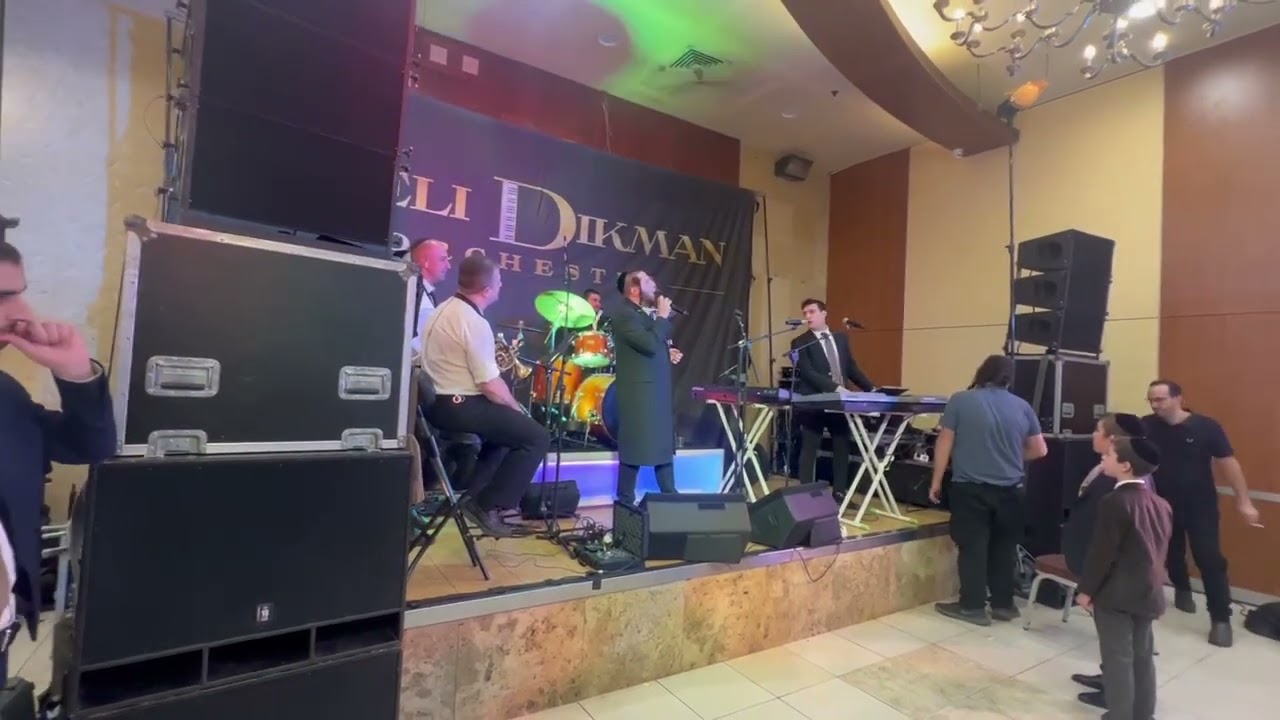 שמוליק קליין עם התזמורת של יולי דיקמן בביצוע חשוך זרוע קדשך שמבוצע במקור ע״י מרדכי בן דוד