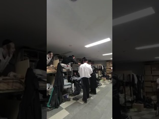 כ״ק אדמו״ר מניקלשבורג שליט״א באזוכט די קינדער אין קעמפ