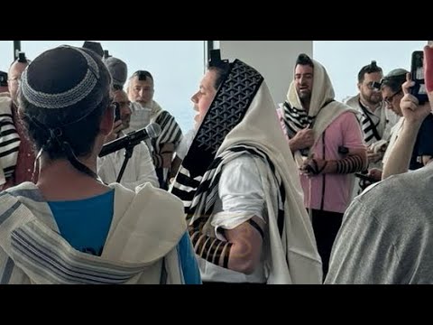 Simcha Leiner performs Hallel on roof top in Deal