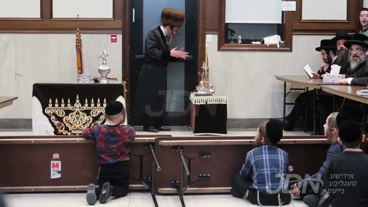 כ"ק אדמו"ר מסקולען לייקווד שליט"א בהדלקת נר חנוכה שנת תשפ"ד לפ"ק