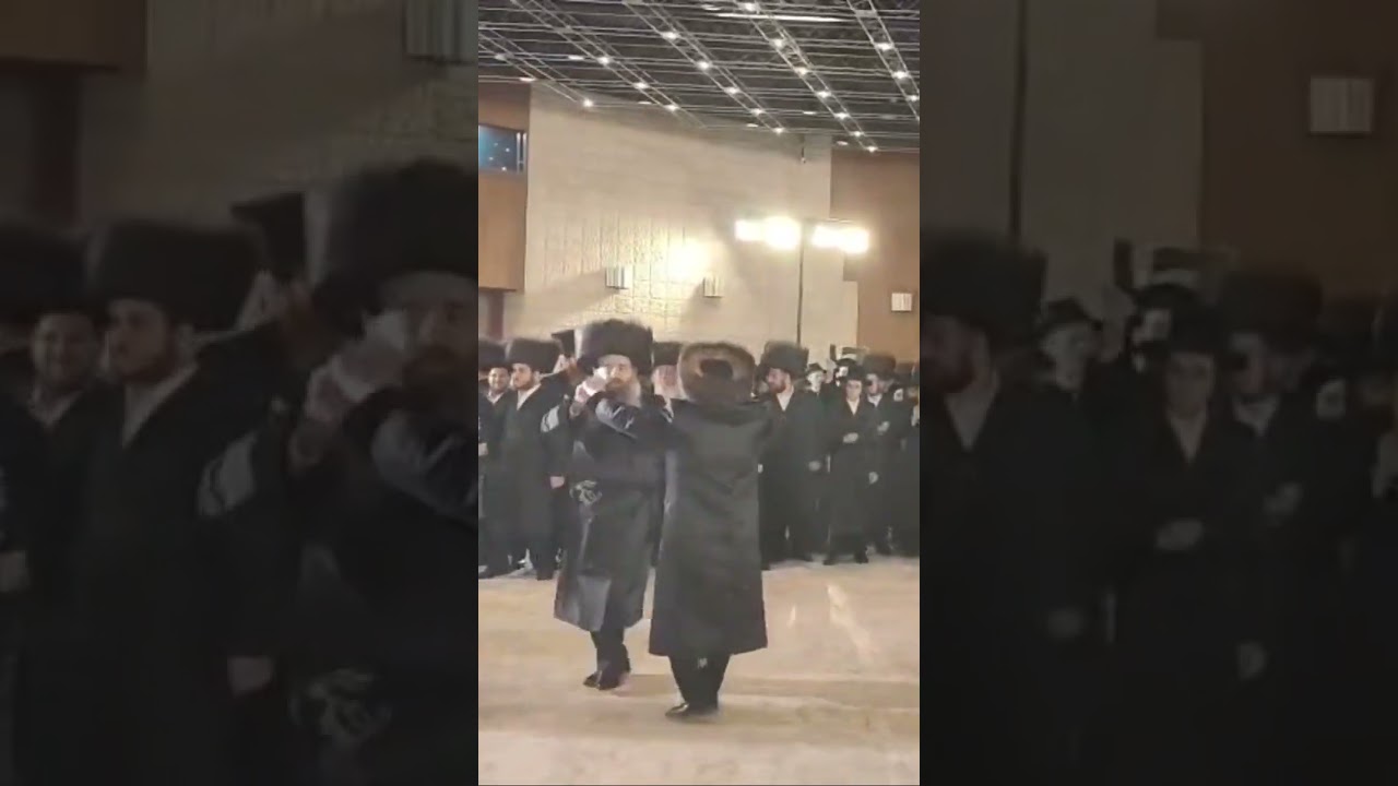 כ"ק אדמו"ר מסקולען ירושלים שליט"א בריקוד עם כ"ק אדמו"ר מסדיגורא ירושלים שליט"א בחתונת בתו