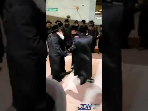 אדמו"ר מסקולען מאנסי - לייקווד - וויליאמסבורג.. בריקוד עם אחיהם אדמו"ר מסקולען ירושלים בשדה התעופה