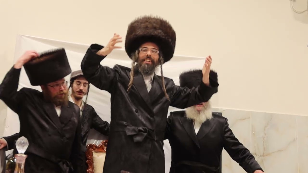 כ"ק מרן האדמו"ר שליטא בריקוד סוער במהלך טיש פורים דפרזים