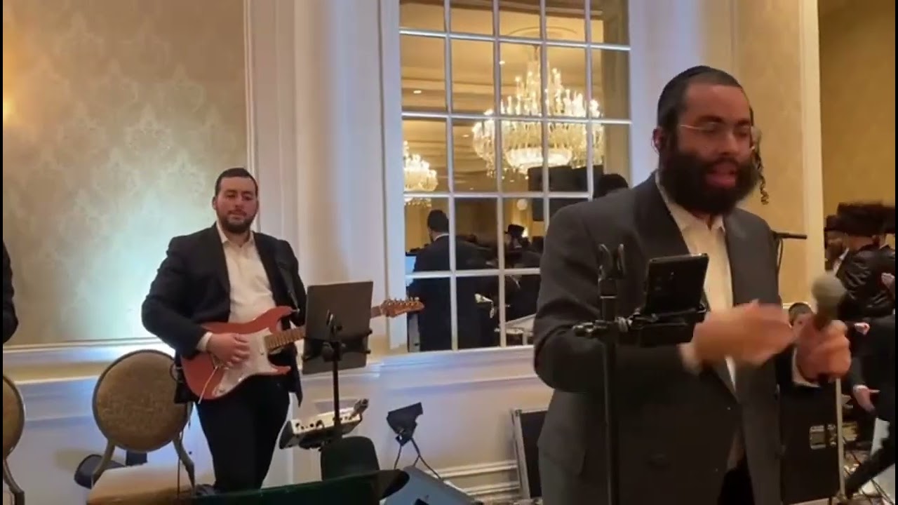 הזמר שמעיה פישר מקפיץ בחתונה בלייקווד עם התזמורת של שימי לעווי