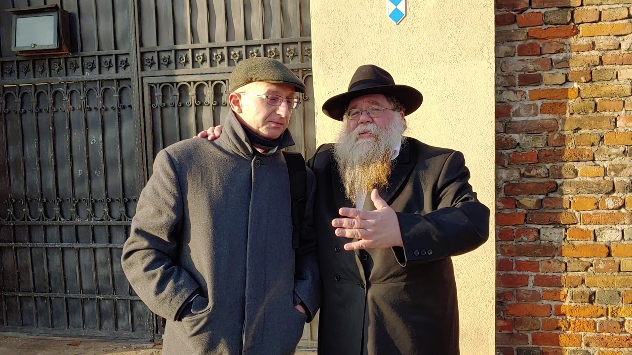 Warsaw Tour w R' Dalfin - Entering Warsaw cemetery
