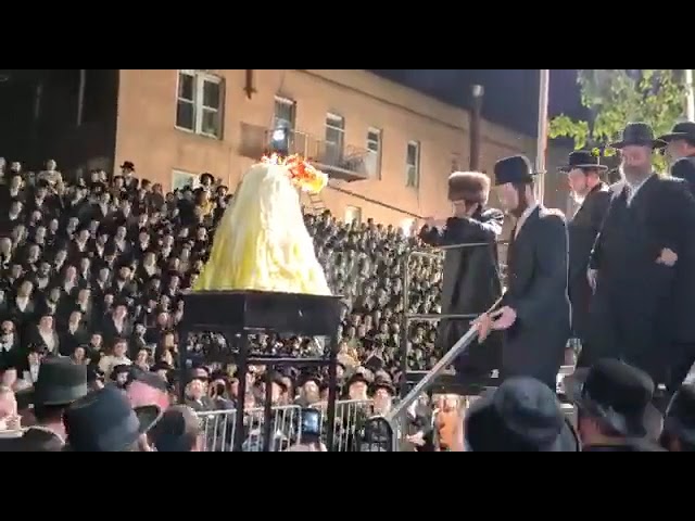 כ"ק אדמו"ר מסקולען שליט"א מדליק הדלקה לכבוד התנא האלקי רבי שמעון בן יוחאי ל"ג בעומר תשפ"ב