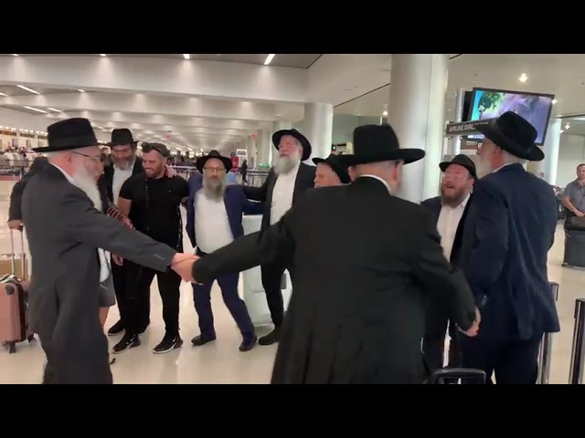 28 Chabad Shluchim Join Solidarity Mission to Israel