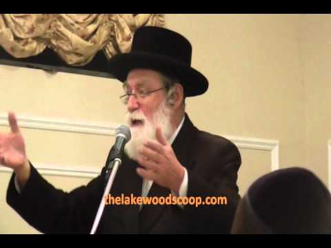 Badchan Yankel Miller Performing at Yagen Chanukah Party