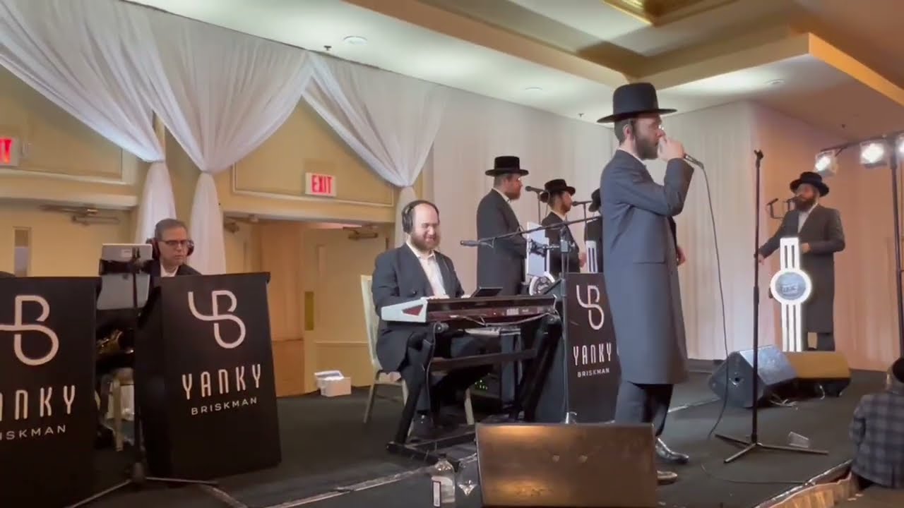מנחם מושקוביץ עם מקהלת שירה ותזמורת של יענקי בריסקמן