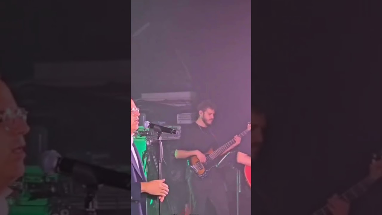 מי שברך את חיילי צה"ל | אלפים נעמדים ומצדיעים לחיילים במופע של יעקב שוואקי #חרבותברזל #ישראל #מרגש
